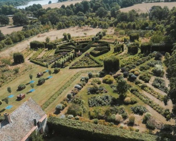 les-jardins-de-drulon-melange-dart-et-de-nature-en-berry-1